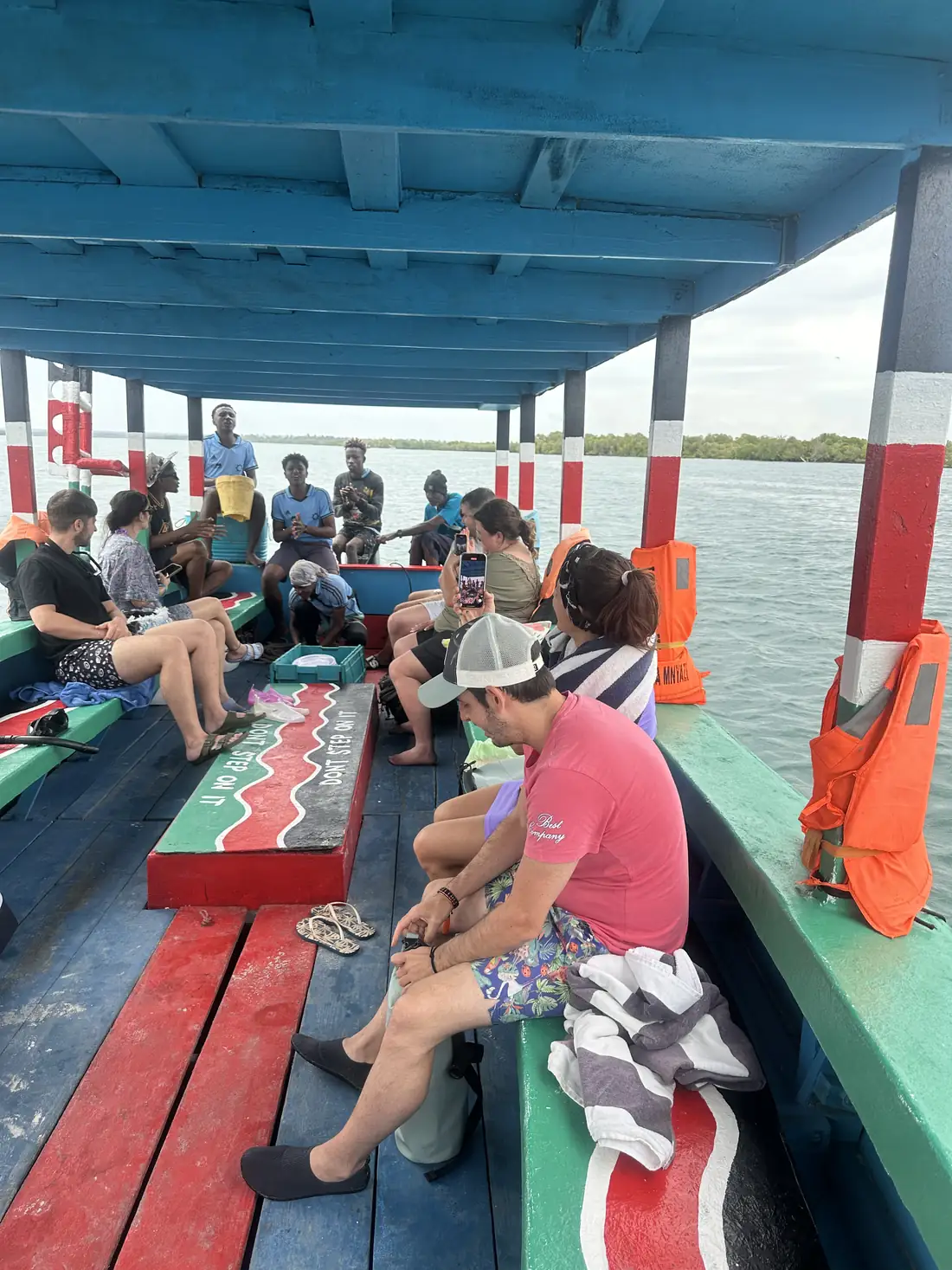 Viaggiatori a bordo della barca del Safari Blu