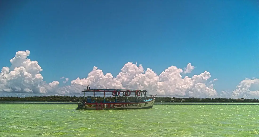 Barca sul mare verde smeraldo