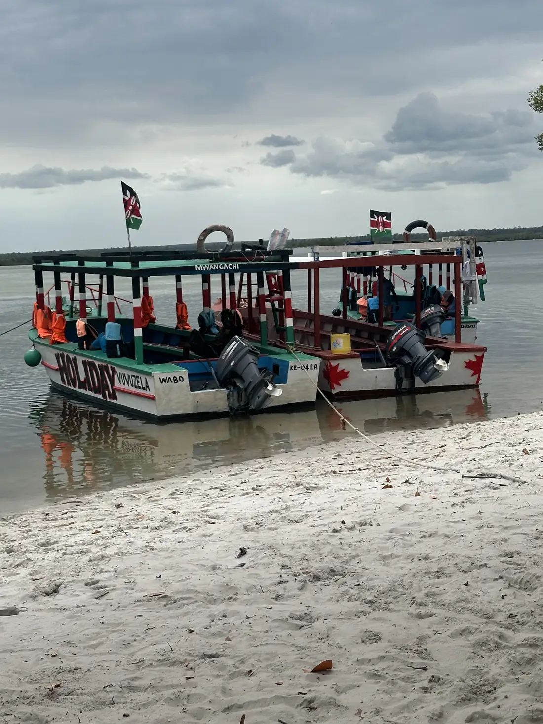 Barca del Safari Blu ormeggiata sulla spiaggia di Watamu