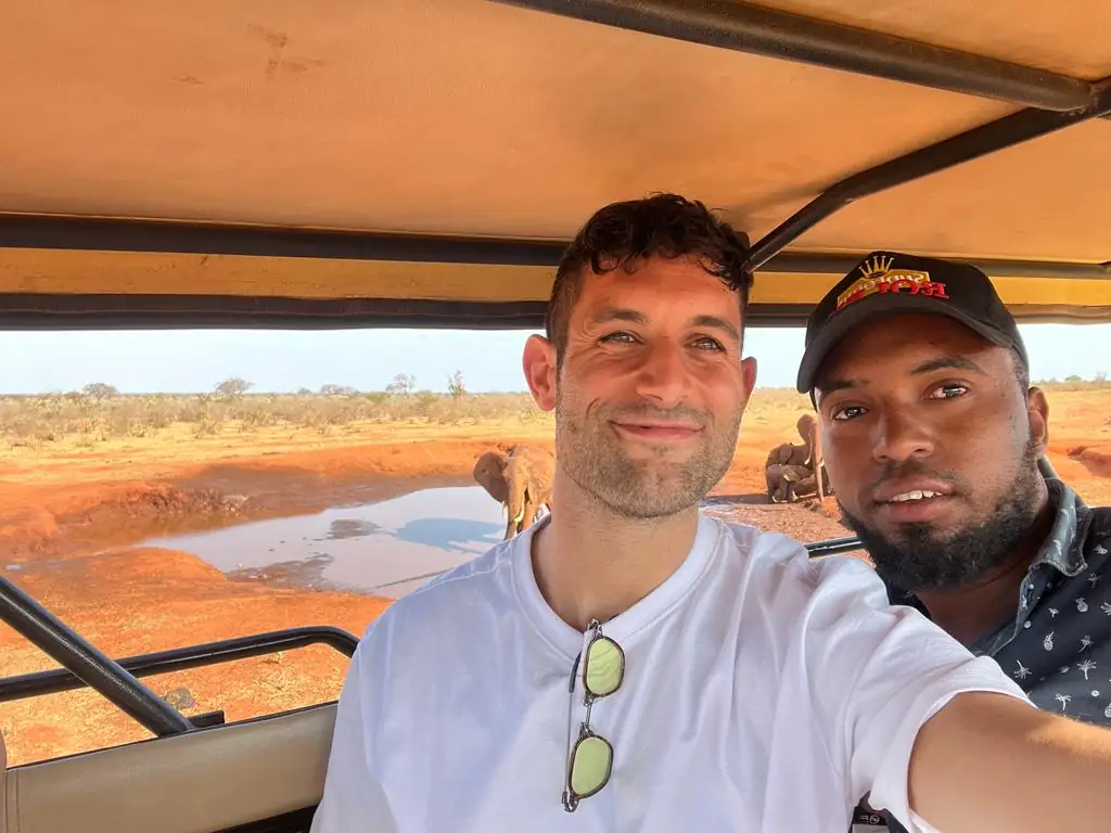 Beka con un viaggiatore sulla jeep, davanti alla pozza