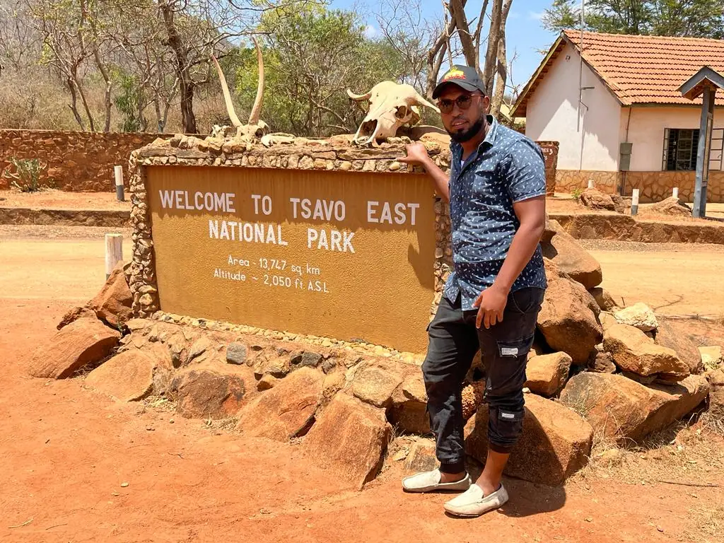 Beka al cartello d'ingresso dello Tsavo East National Park