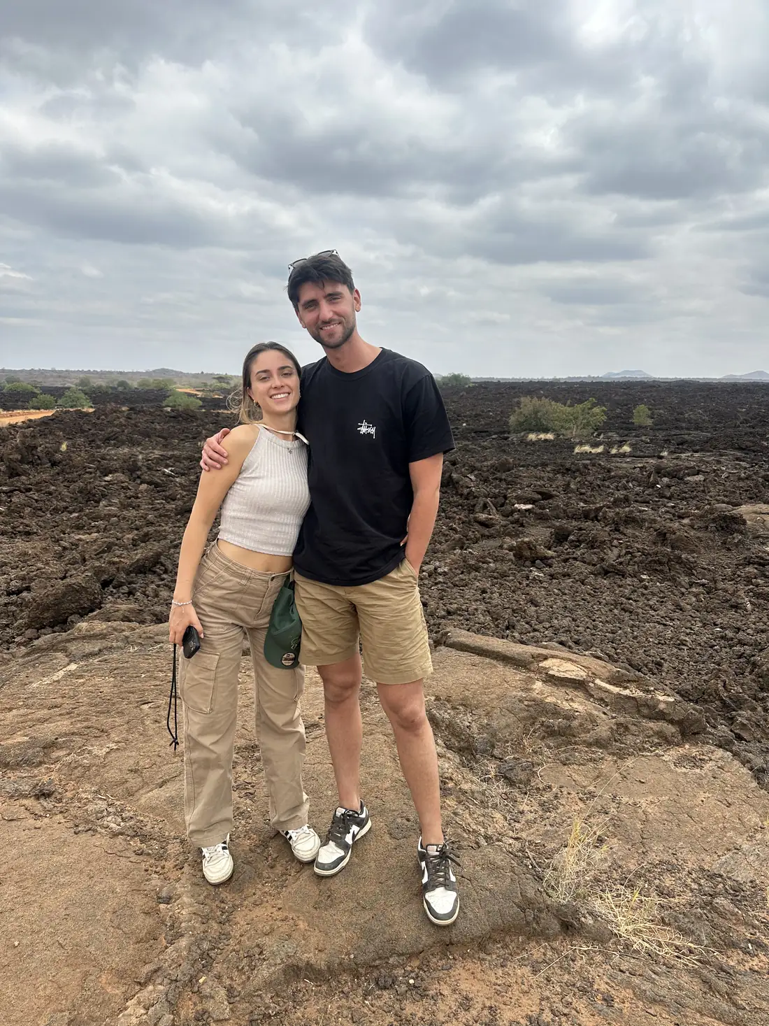 Viaggiatori su una colata di lava nera in Kenya