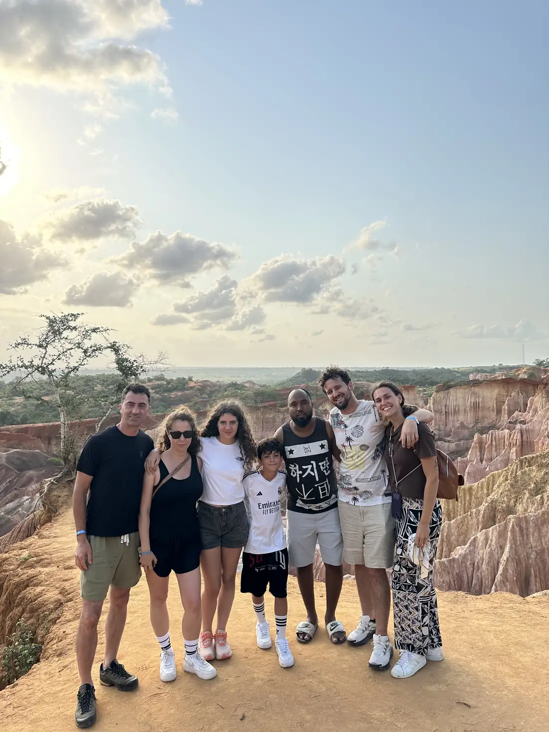 Gruppo di viaggiatori sul bordo del canyon di Marafa