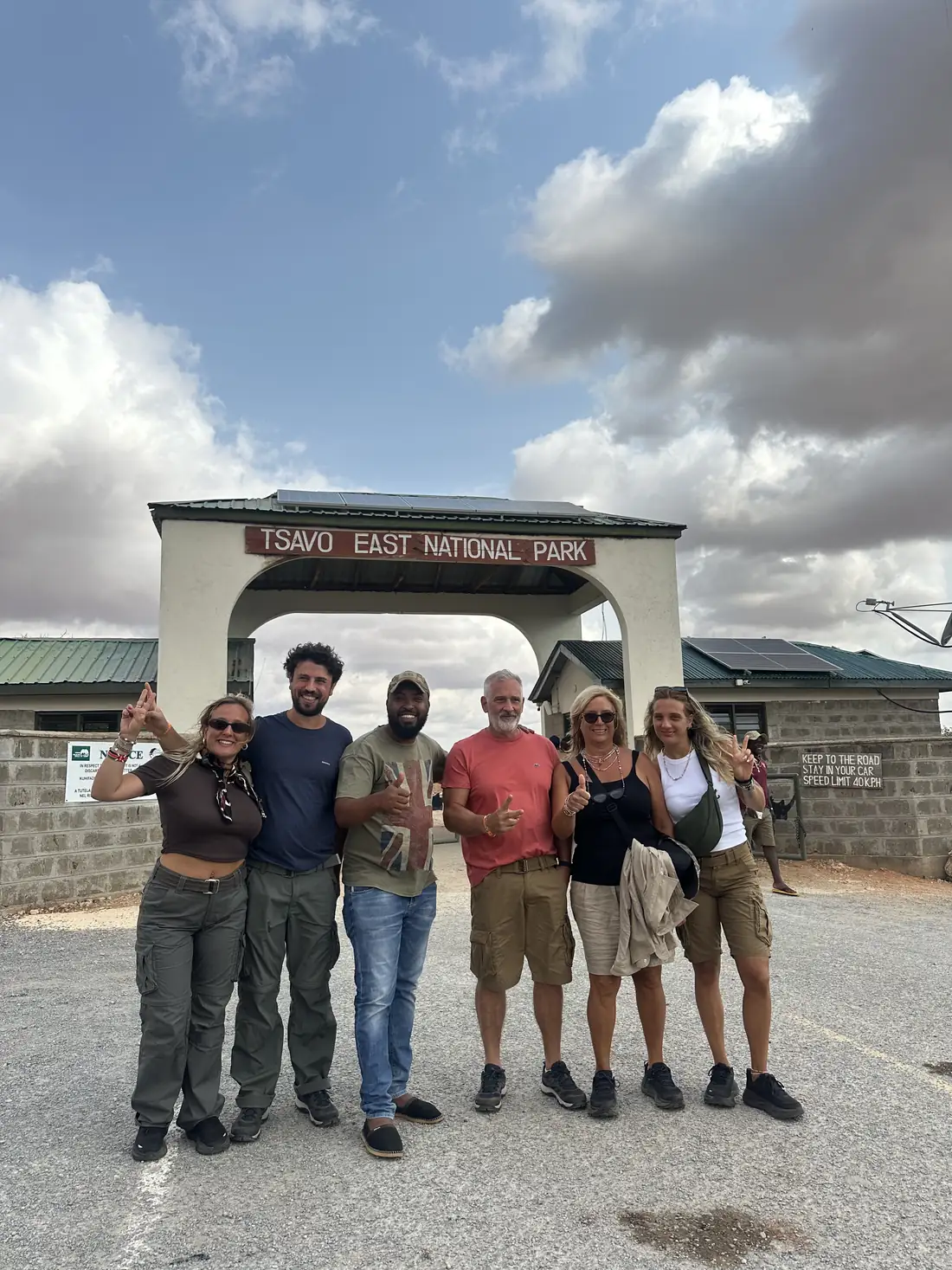 Gruppo di viaggiatori al cancello dello Tsavo East National Park