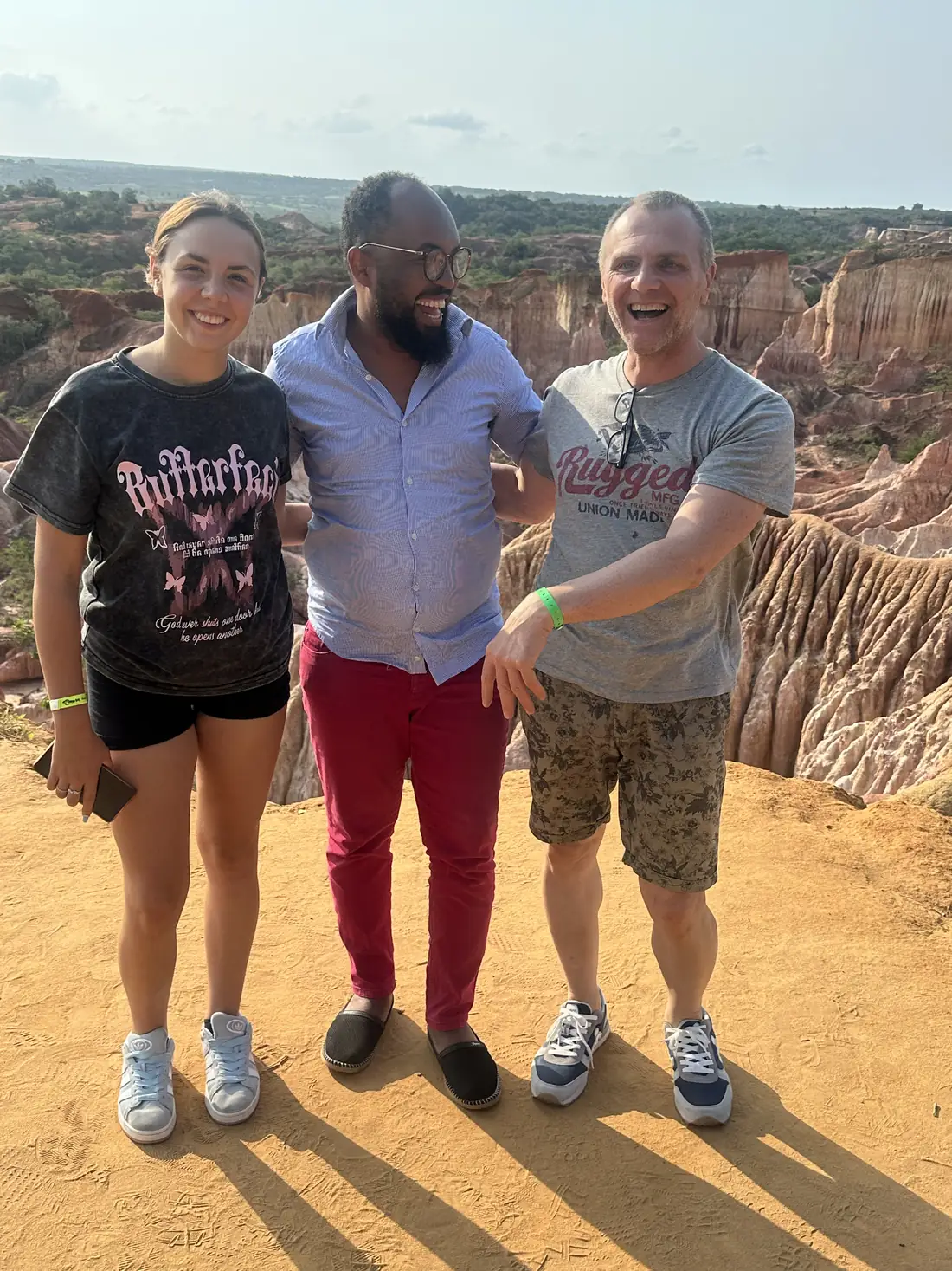 Beka con due viaggiatori al canyon di Marafa
