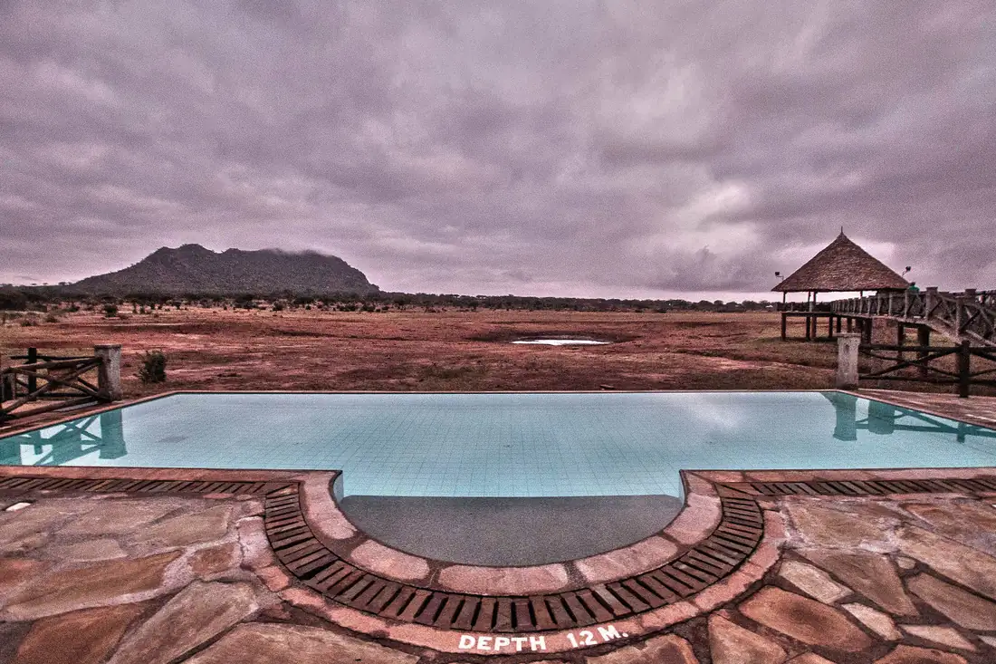Piscina di un lodge affacciata sulla savana dello Tsavo