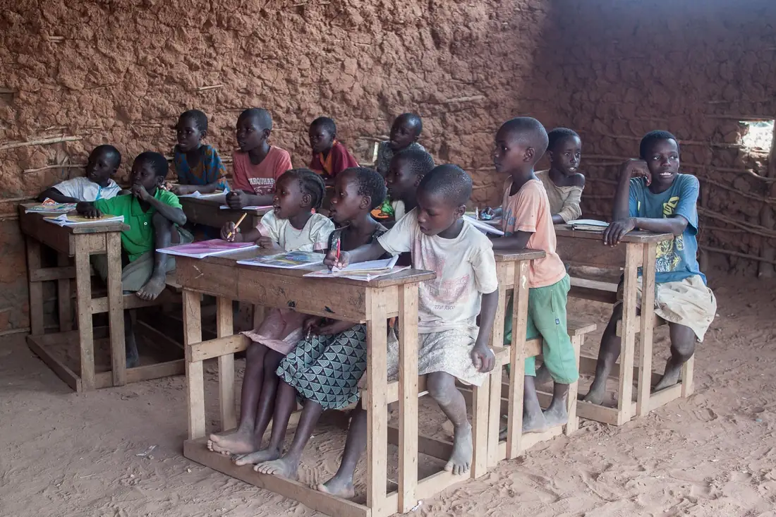 Bambini a scuola in un villaggio