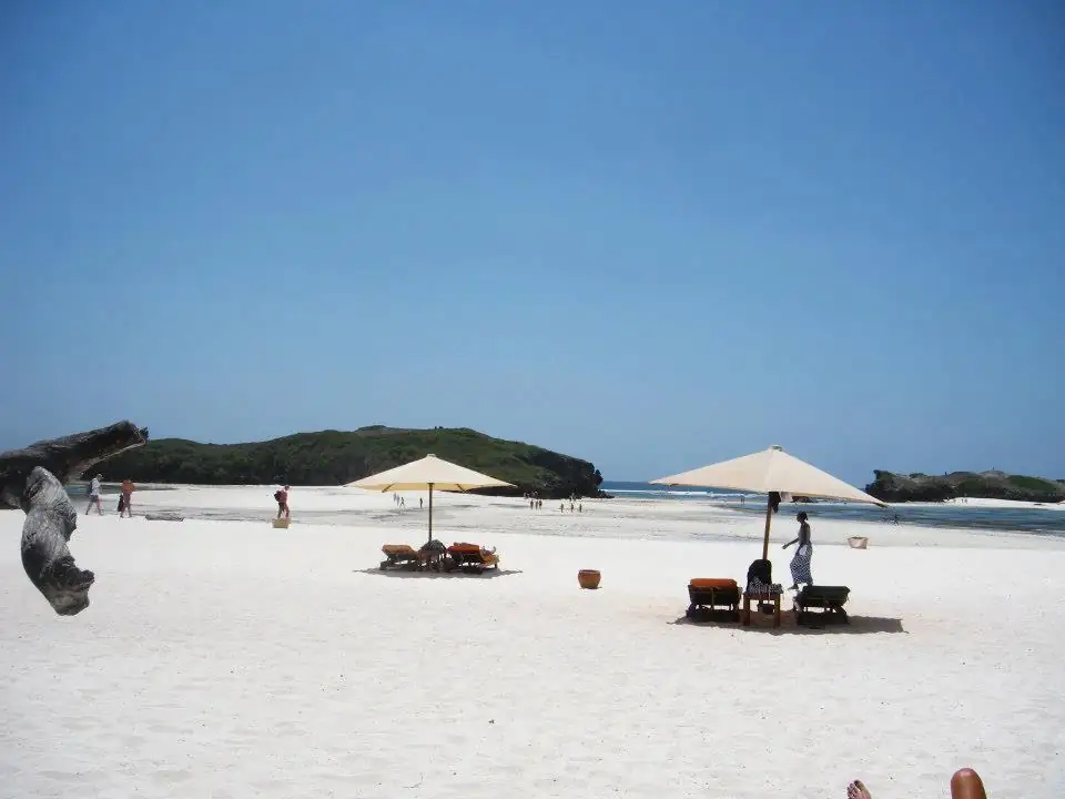 Spiaggia bianca con ombrelloni