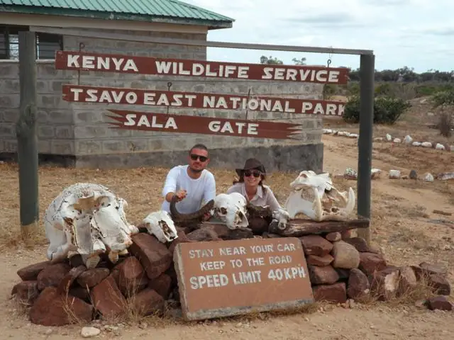 Viaggiatori al cartello del Sala Gate dello Tsavo Est